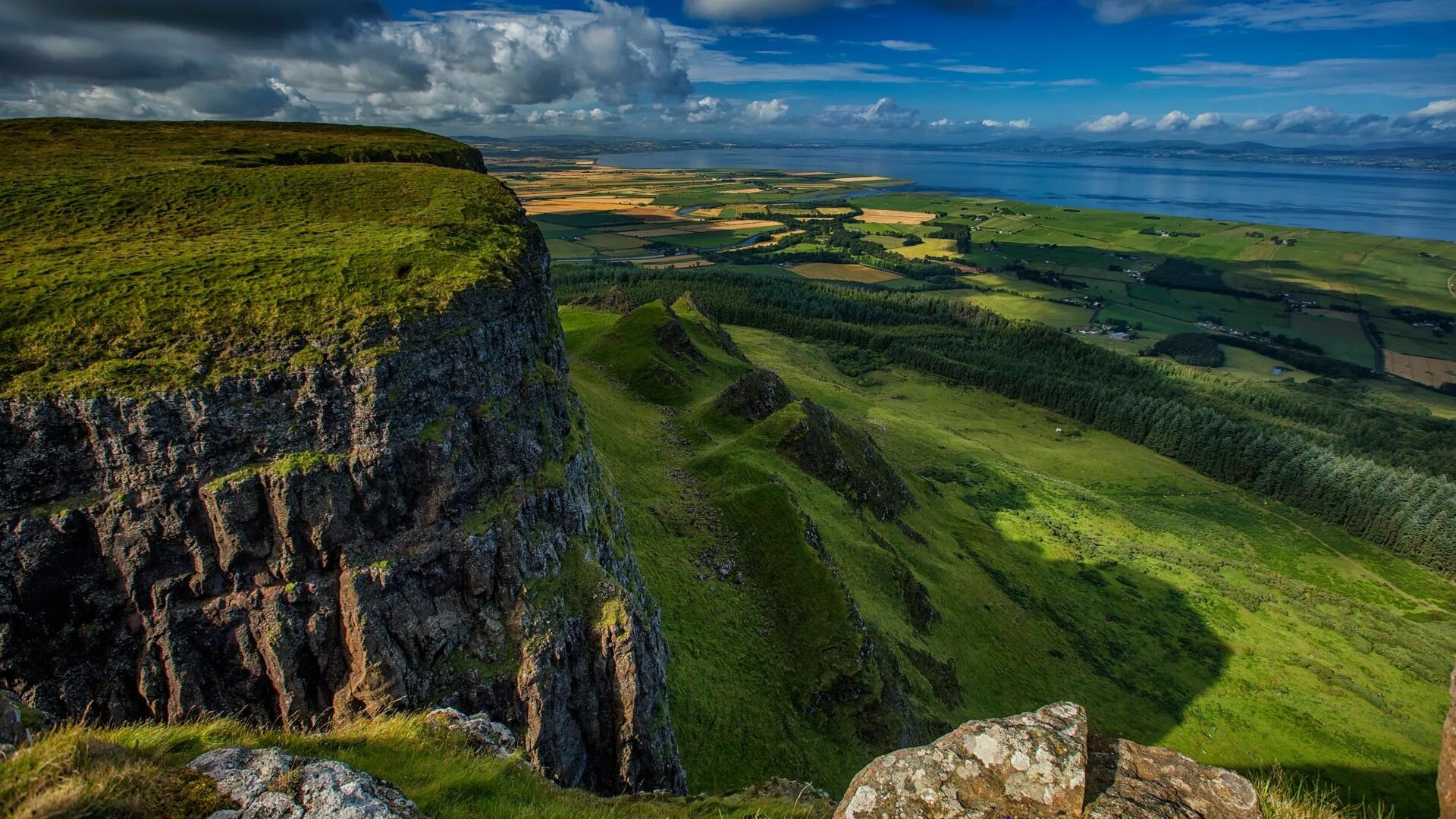 Ireland area. Северная Ирландия изумрудный остров. Сперрин горы Ирландия. Остров Ирландия рельеф. Долины Северной Ирландии.