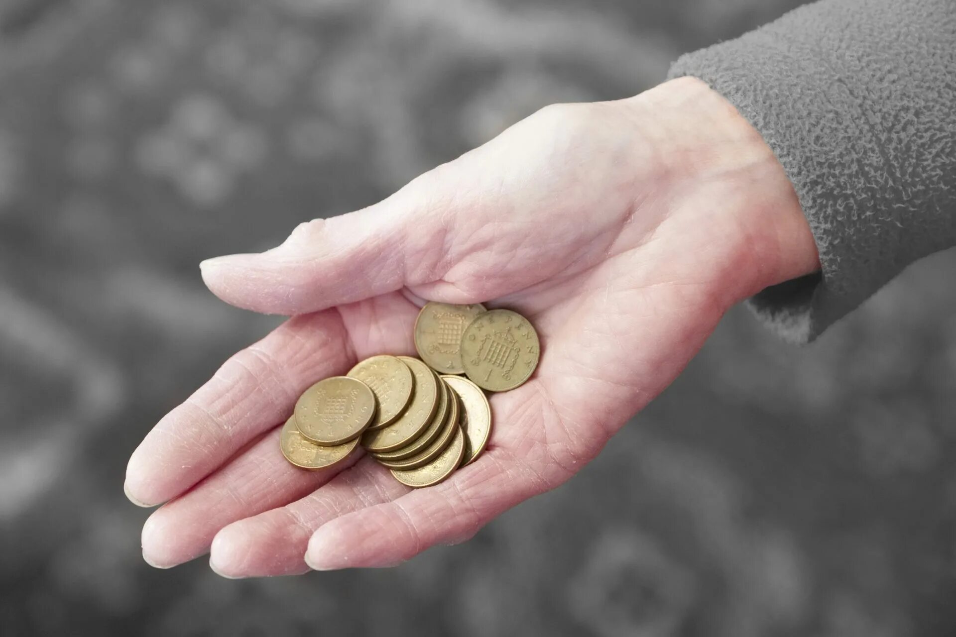 Hand and coin beggar. Деньги в руках. Математические задачи с монетами. Монетки размен. Рука с монетой.