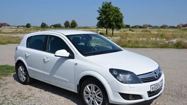 Opel Astra h 2011 белая.