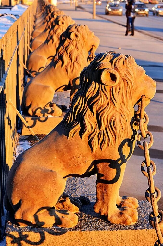 Санкт петербург где львы. Скульптура Льва в Питере. Львы Санкт-Петербурга. Золотые львы в Петергофе. Львы в архитектуре Санкт-Петербурга.