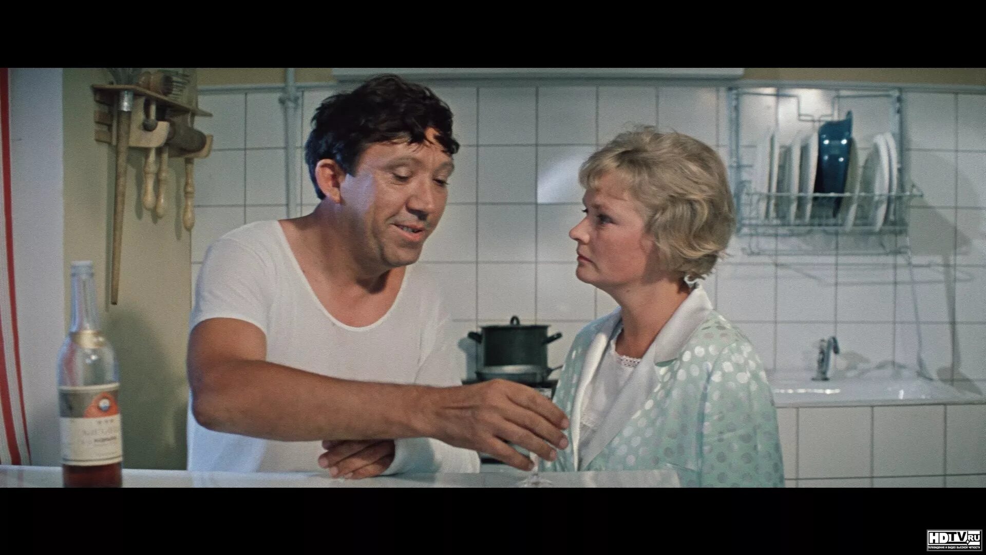 Никулин пьяный бриллиантовая рука. Брось оттуда. Когда ты просто хлещешь водку то ты. Андрей миронов бриллиантовая рука. Брось оттуда.