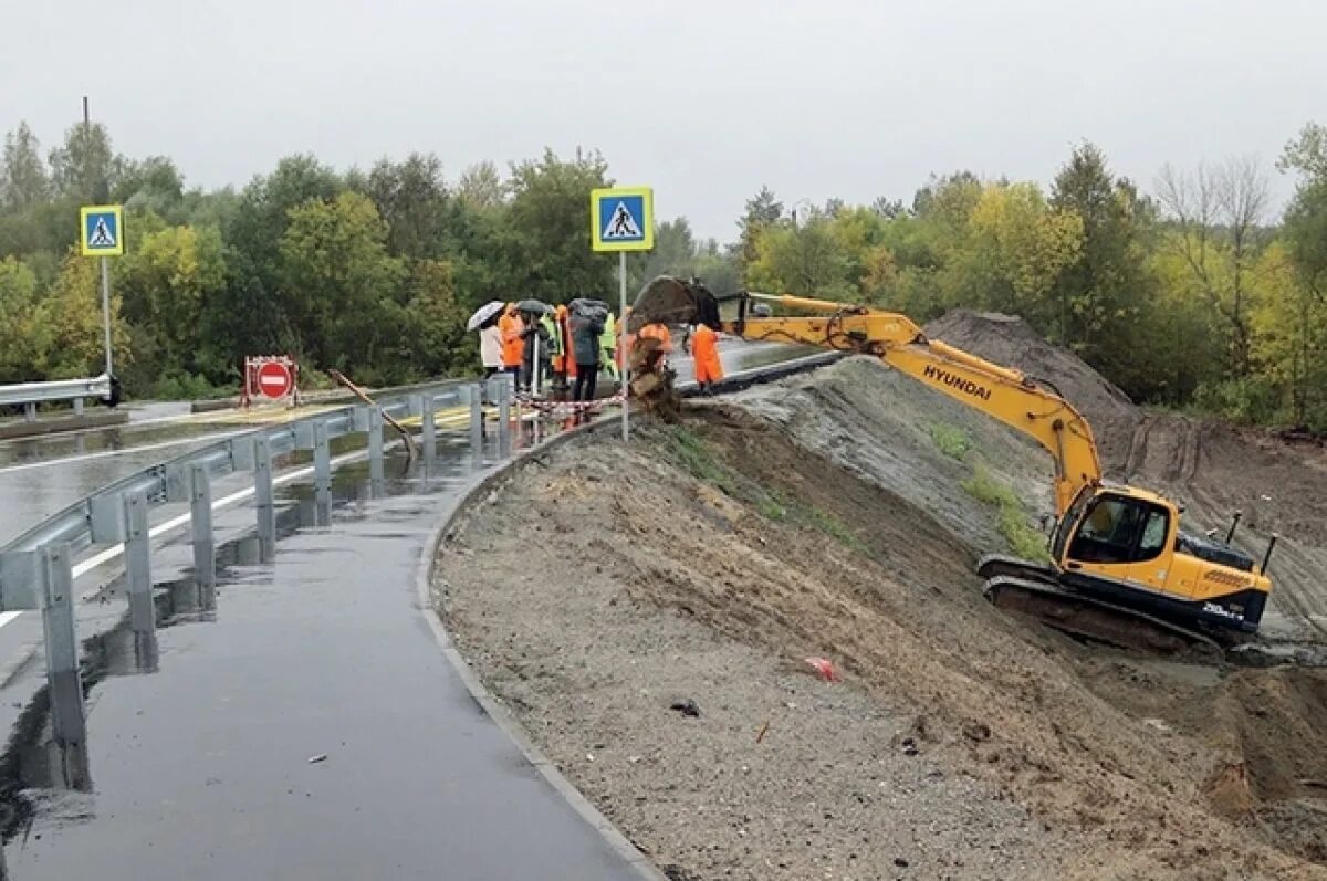 Размыло путь. Дамба Брянск 1 Брянск 2. Размыло новую дорогу в Брянске. Новая дорога в Брянске. Размытая дорога.