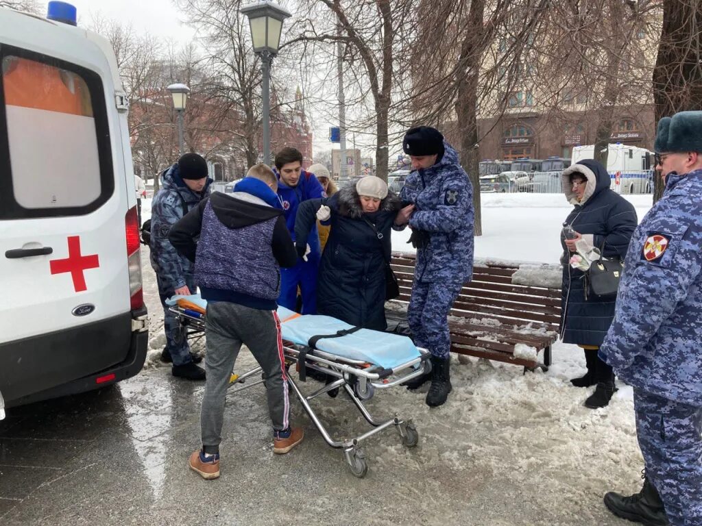 Фото росгвардии со скорой помощи. Оказание психологической помощи. Первая помощь пострадавшим. Спасатели моэк. Реабилитация наркозависимых и алкоголиков.