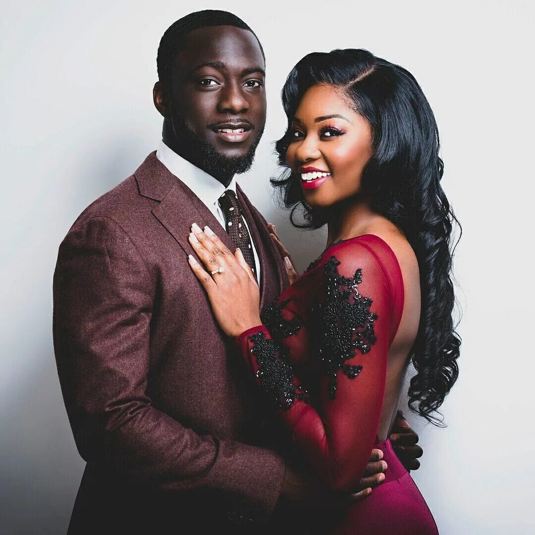 Смешанные пары. Смешанные браки. Парочка негров. Темнокожий парень и девушка. Счастливая пара темнокожая девушка.