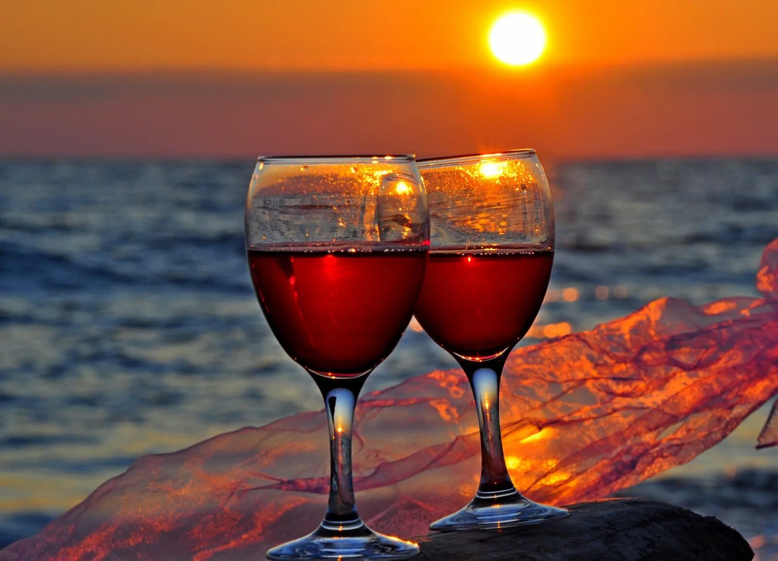 Вечер лучшее время. Бокал вина на закате. Добрый вечер у моря с вином. Вино и море. Море закат вино.