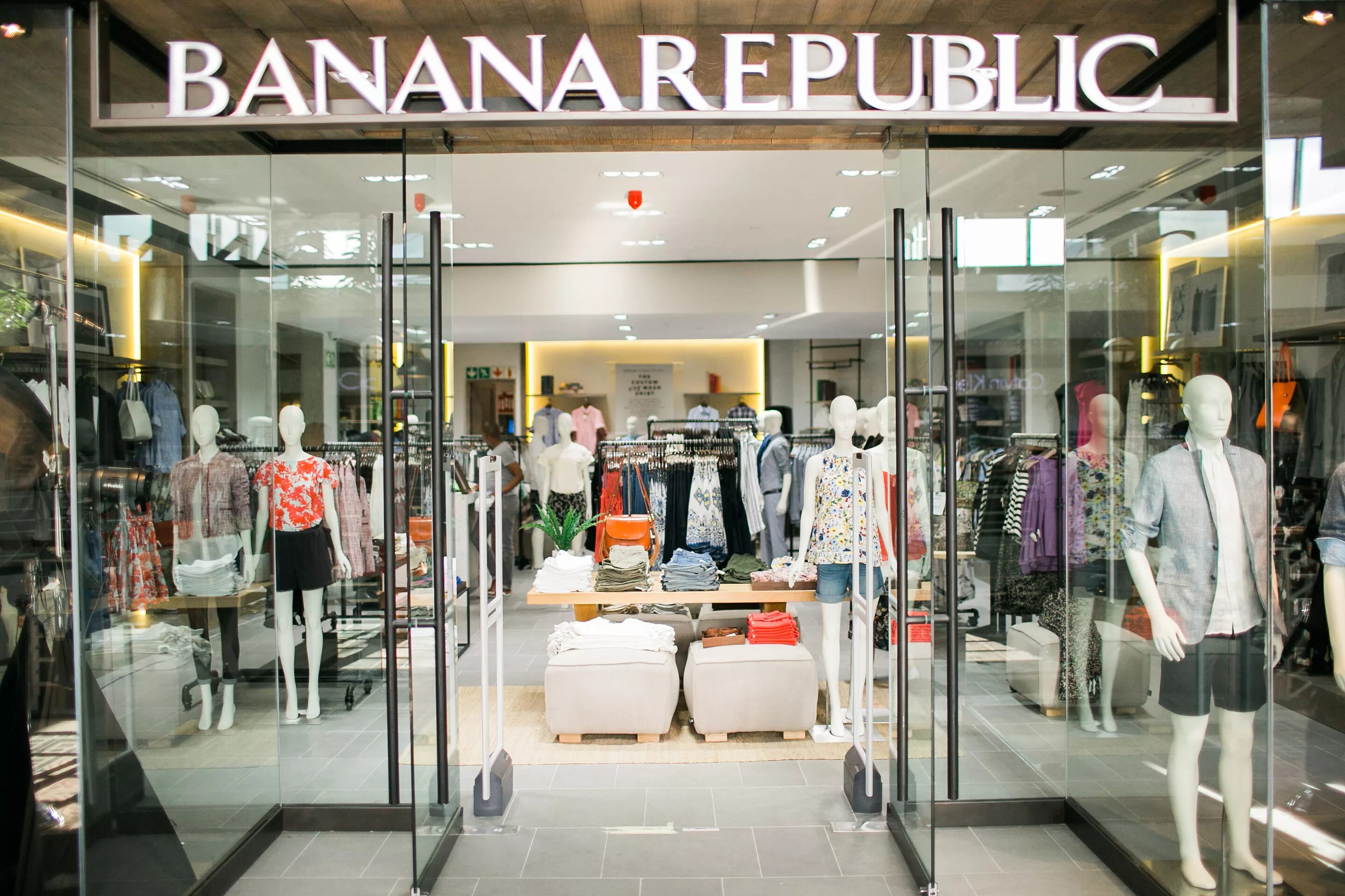 Человек банан. Banana republic магазин. Banana republic магазины в москве. Banana одежда. Banana republic одежда.