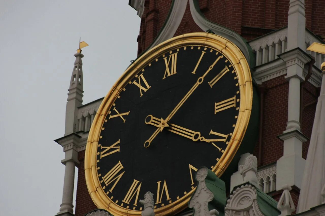 17 30 по московскому времени. Московское время. Куранты Москва. Башенные часы в Москве. Стрелки башенных часов.