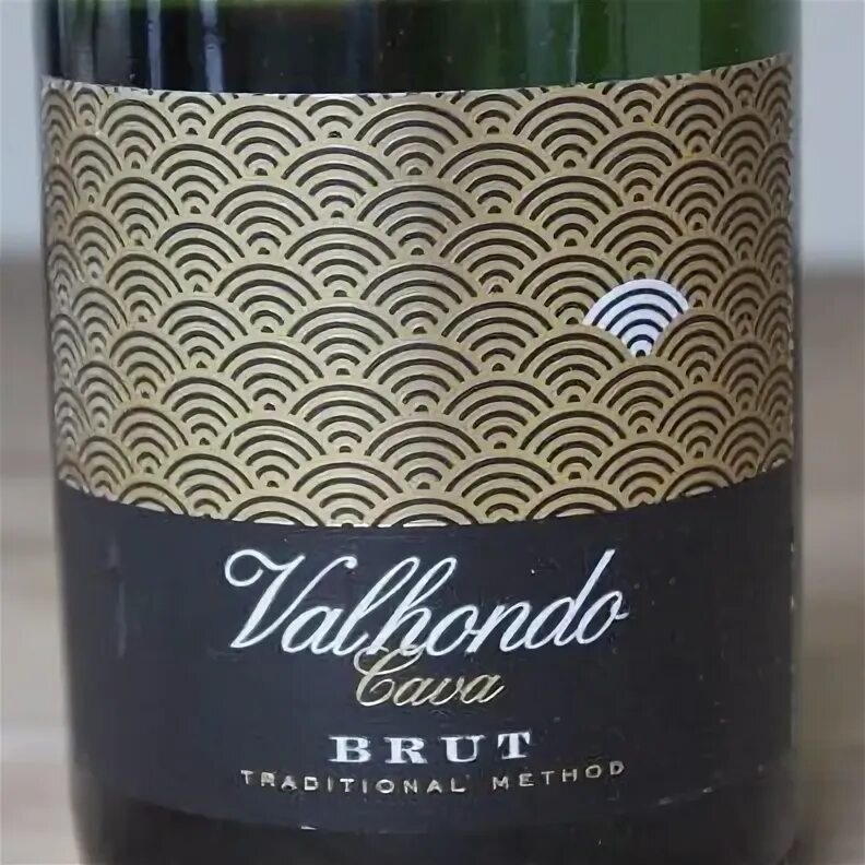 Шампанское jaume serra brut. 75 l золотистый цвет с зелеными. Вальхондо кава розовое брют. Cava valhondo. Cava montecasino rose brut.