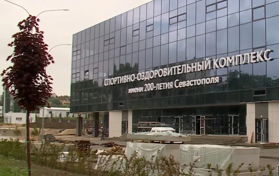 Спортивно оздоровительный комплекс севастополь. Спортивно-оздоровительный комплекс им 200-летия Севастополя. Комплекс им 200 летия Севастополь бассейн. Новый бассейн в спорткомплексе имени 200-летия Севастополя. Ледовый дворец Севастополь.