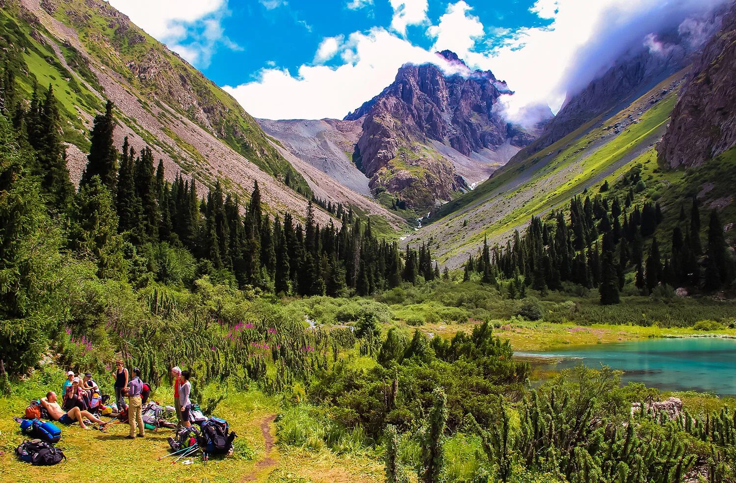 Киргизия горы Долина Арашан. Ущелье Алтын Арашан Киргизия. Киргизия горы Тянь-Шань. Туристы в горах Киргизии.