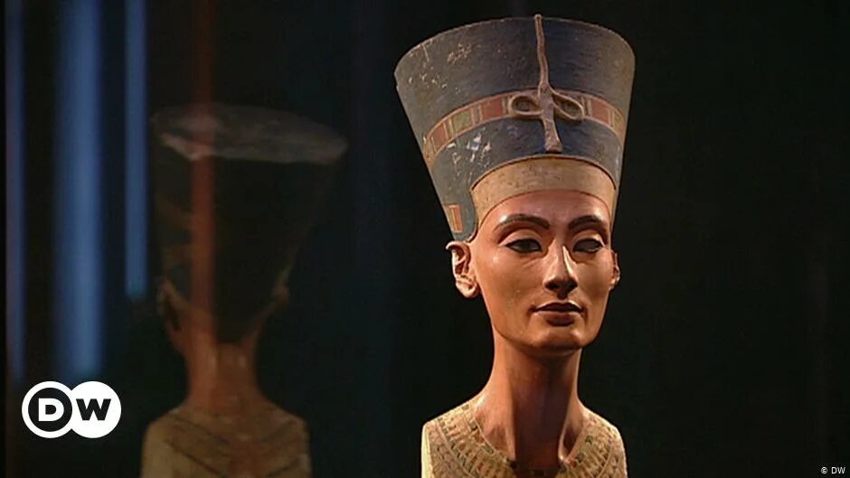 Нефертити вильгельм копия. Гробница нефертити бюст. Золотая монета нефертити. Моника нефертити. Магазин в туле металлургов 62.