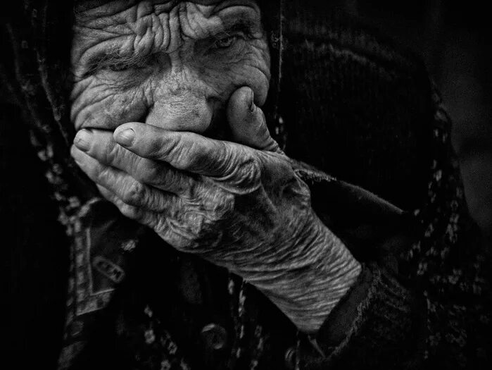 Почему ты плачешь тренд мам. Стих виду как поачит мама. Я как мама стихи. Почему мама плачет. Не плачь моя ты мама.