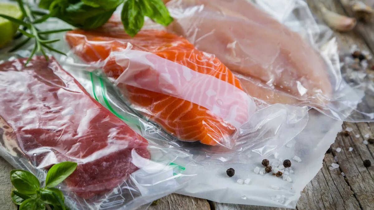 Пакет вакуумный 65мкм 250*350 1/100/1600. Вакуумная упаковка фото. Продукты в вакуумной упаковке. Вакуумная упаковка. Вакуумные пакеты пищевые.