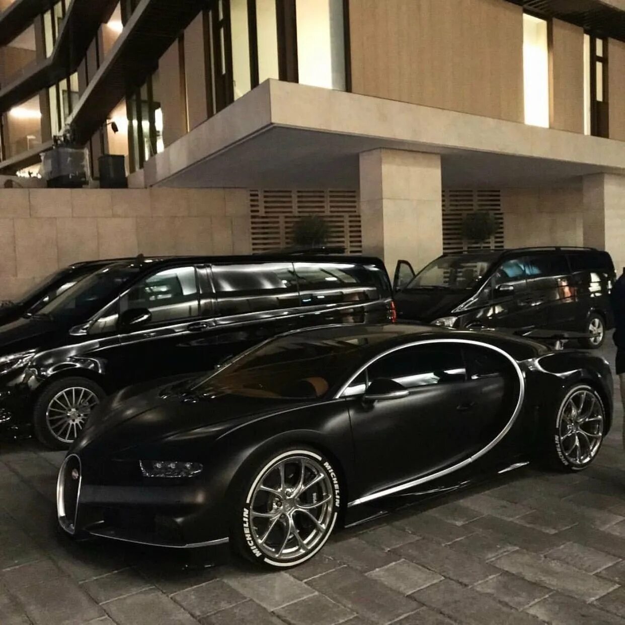 Bugatti black. Бугатти ЧИРОН Блэк. Чёрный Бугатти Chiron. Bugatti Chiron Black Matte. Бугатти черный автомобиль и ЧИРОН.