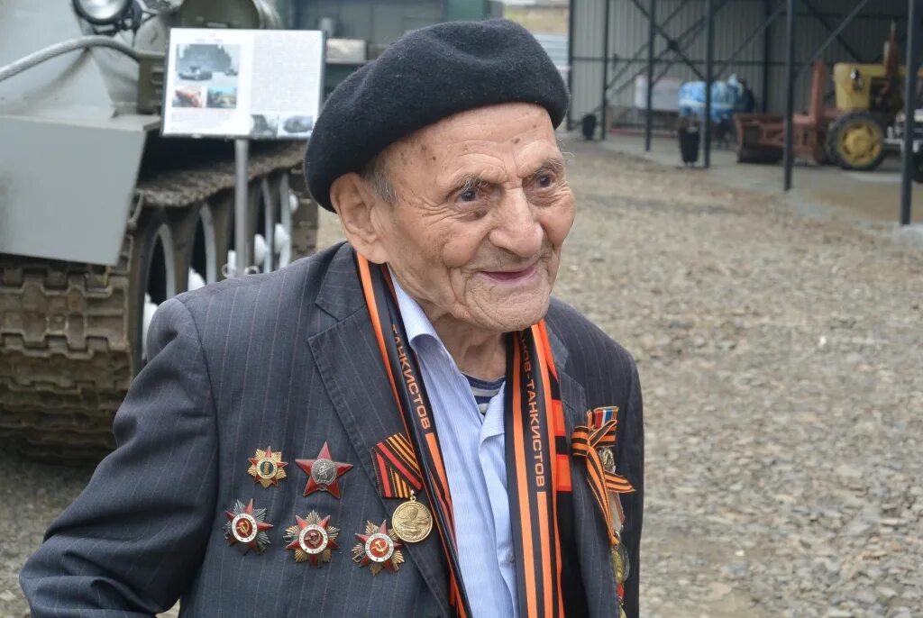Женщины ветераны великой отечественной. Старейший ветеран великой отечественной. Ветераны с орденами. Ветерану вов 100 лет. Старейший ветеран великой отечественной.