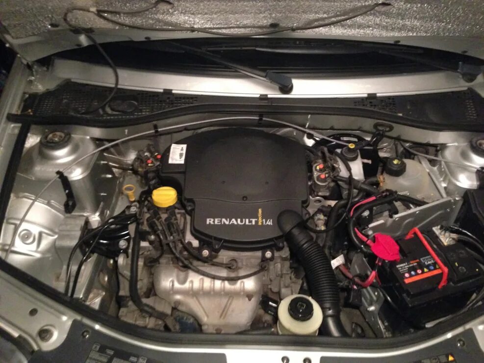 6. Моторный отсек рено логан 1. Подкапотное пространство рено логан 1. Подкапотное пространство логан. Подкапотка рено логан 1.