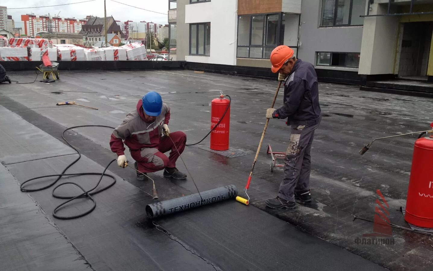 Гидроизоляция для мягкой кровли технониколь. Наплавляемая кровля работа м2. Мягкая кровля технониколь с горелкой. Мягкая кровля технониколь рулонная. Наплавляемая кровля работа м2.