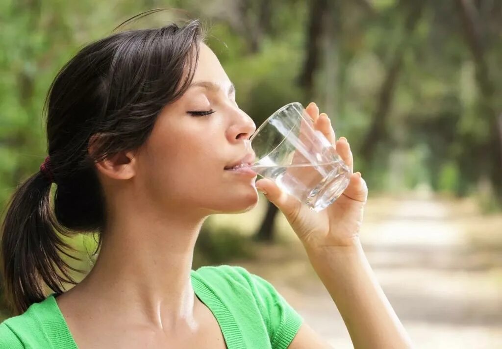 Питье воды. Девушка со стаканом воды. Глоток воды. Вода и здоровье. Пейте легкую воду