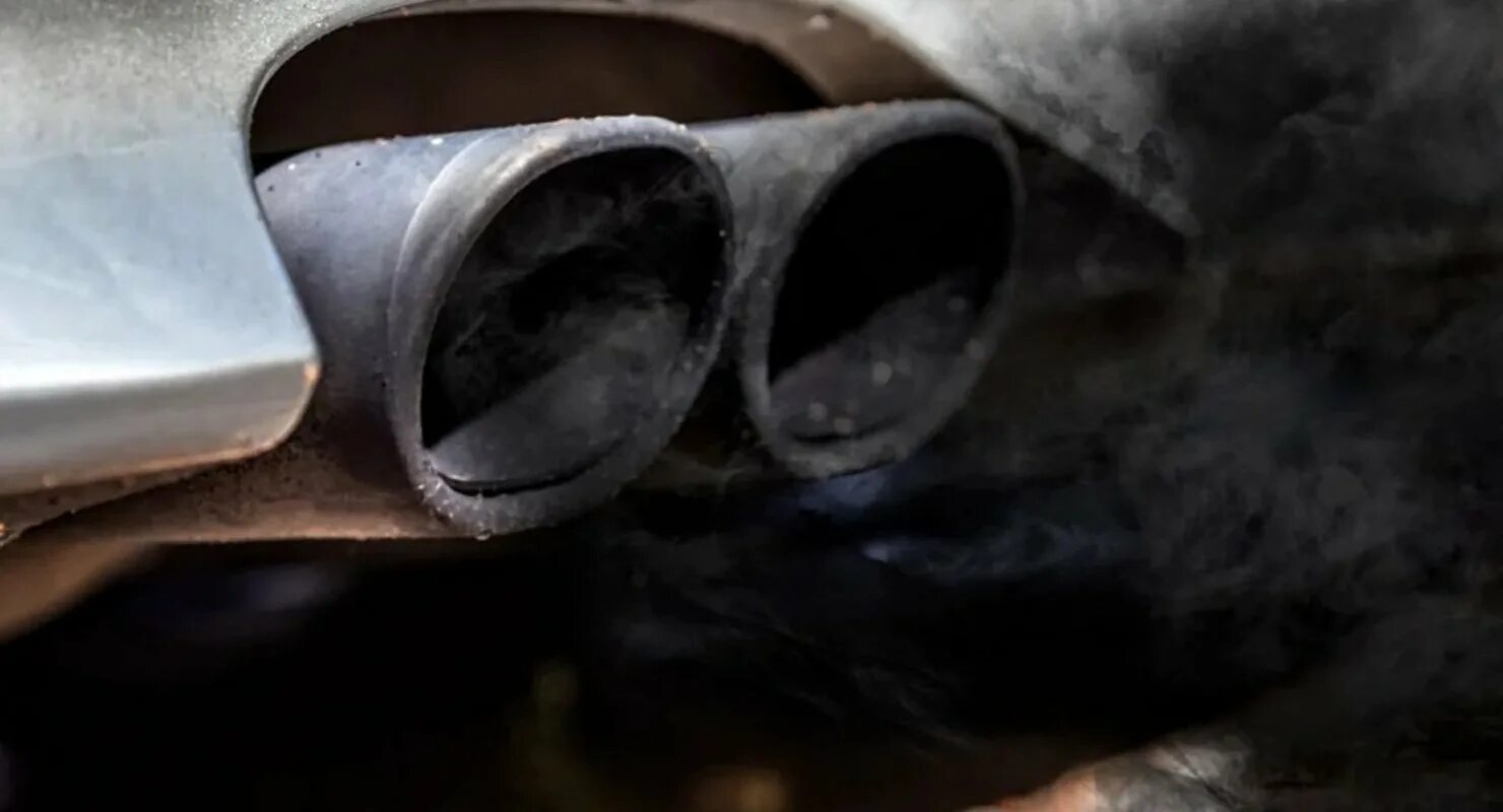 Черный дым бензиновый двигатель. Черная копоть из выхлопной трубы дизель Соренто 1. Сажа из выхлопной трубы. Черная труба выхлопа. Грязная выхлопная труба.