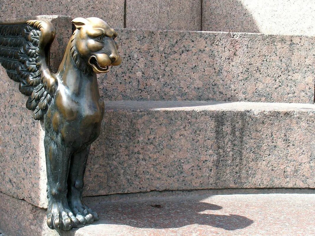Грифон у академии художеств в санкт-петербурге. Грифоны сфинкс. Грифоны сфинкс. Крылатый лев скульптура спб. Грифоны в санкт-петербурге на университетской набережной.
