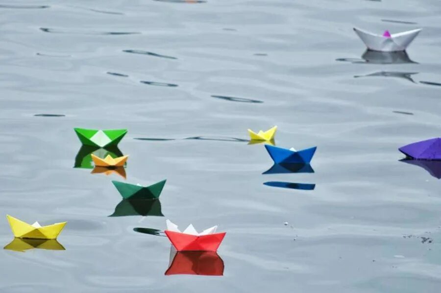 Кораблик из бумаги я по ручью. Разноцветные бумажные кораблики. Бумажный кораблик. Кораблик на воде. Бумажный кораблик в ручейке.