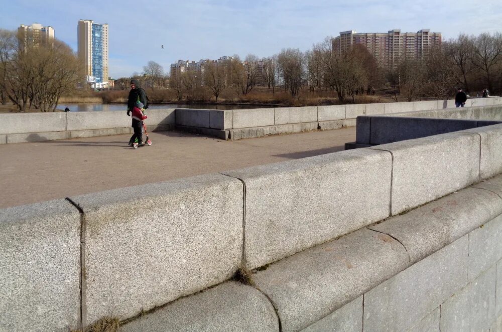 Плюю с парапета