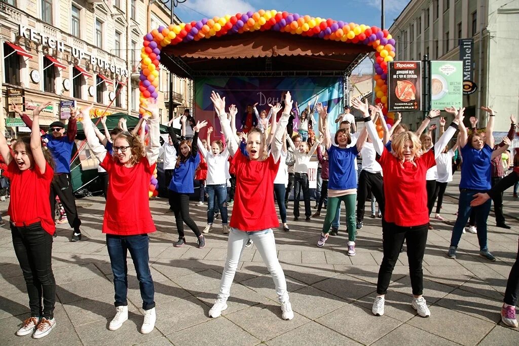 Какие молодежные праздники отмечаются. День молодежи празднование. С праздником молодежи. Городской праздник. Молодежные уличные акции.