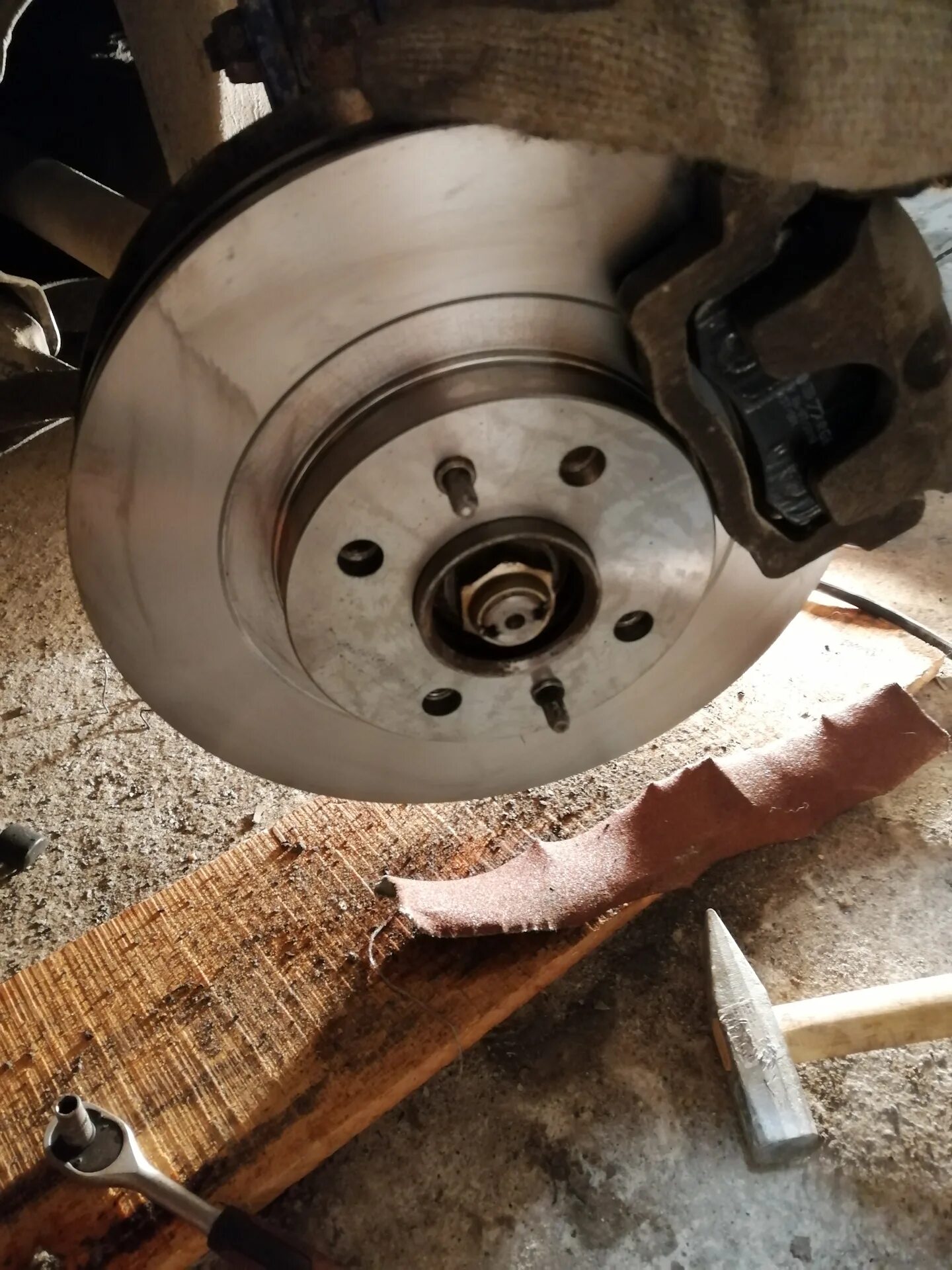 Тормозной диск заднего колеса приора. Приора 2 передние тормоза. Тормозной диск лада приора задний колодка. Замена тормозного диска приора. Передние дисковые тормоза приора.