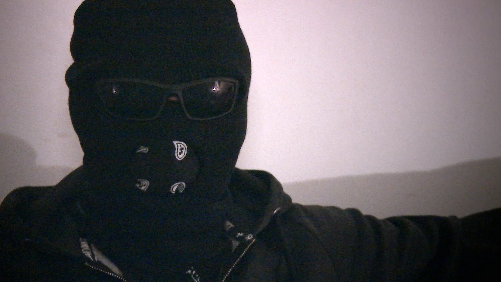 Бандит в белой маске. Пацан в белой маске. Чел челы. Маска веселого человека. Чел в маске оффник.