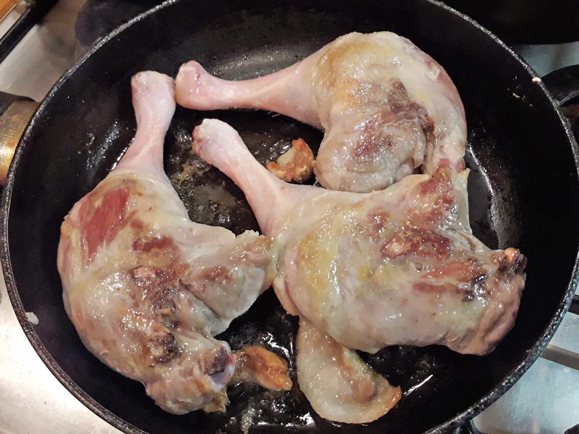 Утка тушеная кусочками. Куриный окорочок конфи. Индейка конфи. Утиные окорочка в духовке с хрустящей корочкой. Как готовить утиные окорочка.