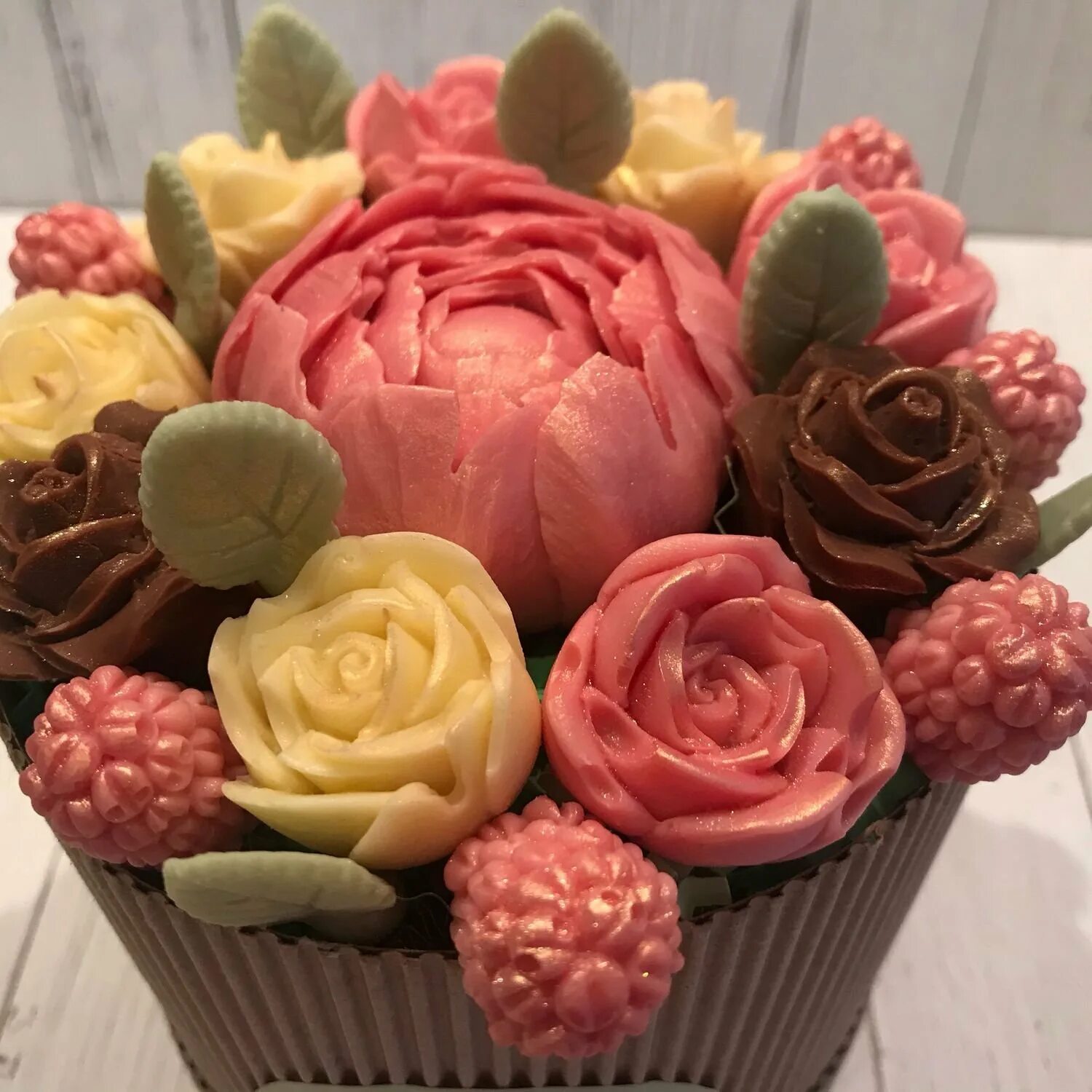 Как делают букеты из шоколада. Шоколадный конфетный букет. Шкалатние букет. Как делают букеты из шоколада. Как делают букеты из шоколада.