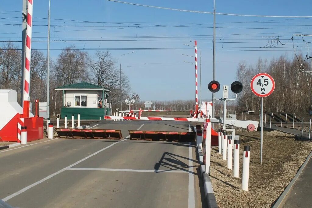 Правила проезда железнодорожного переезда. Схема жд переезда со шлагбаумом. Этапы переезда. Регулируемый жд переезд. Ограничение скорости на жд.