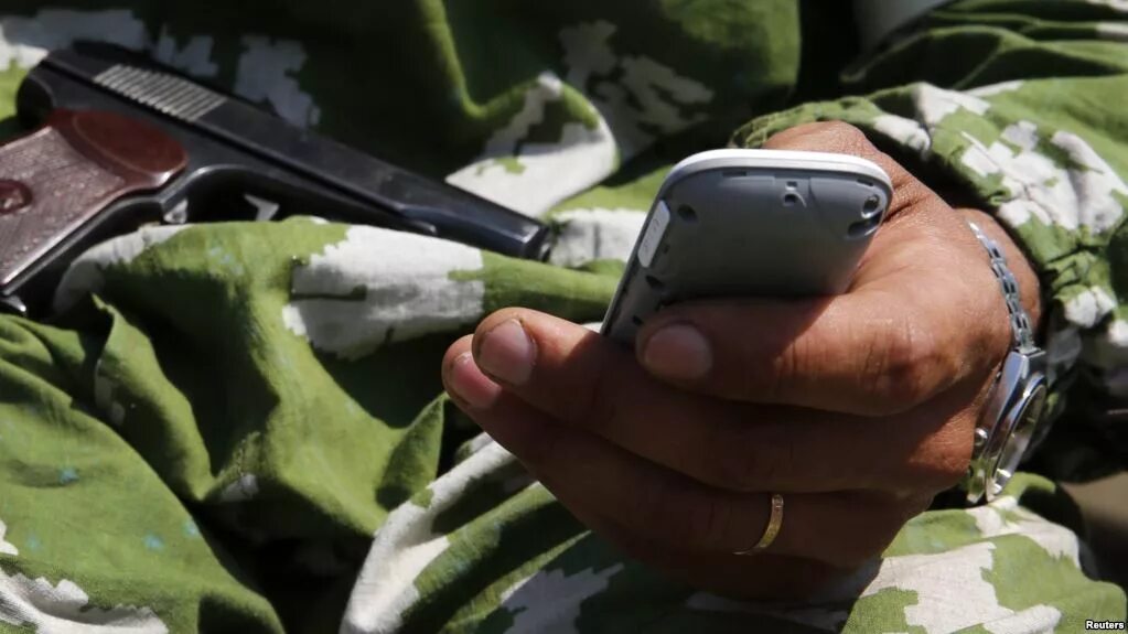 Мобильник на войне. Как военные. Используют смартфон. Какие мобильные телефоны используют военные. Запрет военнослужащим пользоваться смартфоном. Мобильные телефоны днр