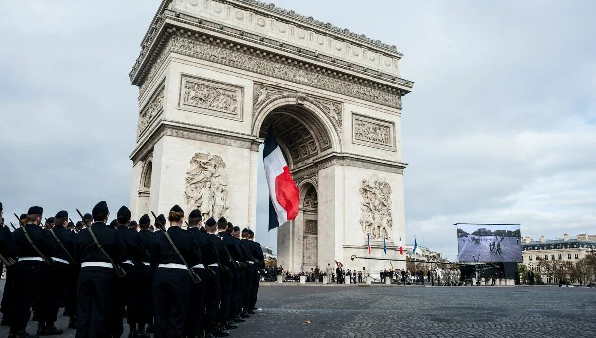 Франция пала. Le 11 novembre во Франции. 11 Ноября праздник во Франции. L`Armistice de 1945 во Франции. L’Armistice de 1918.