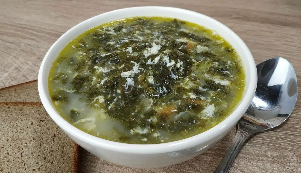 Борщ зеленый со шпинатом. Зелёный борщ с щавелем и яйцом. борщ зелёный щавелевый. зелёный суп с щавелем и яйцом. зелёные щи с щавелем.