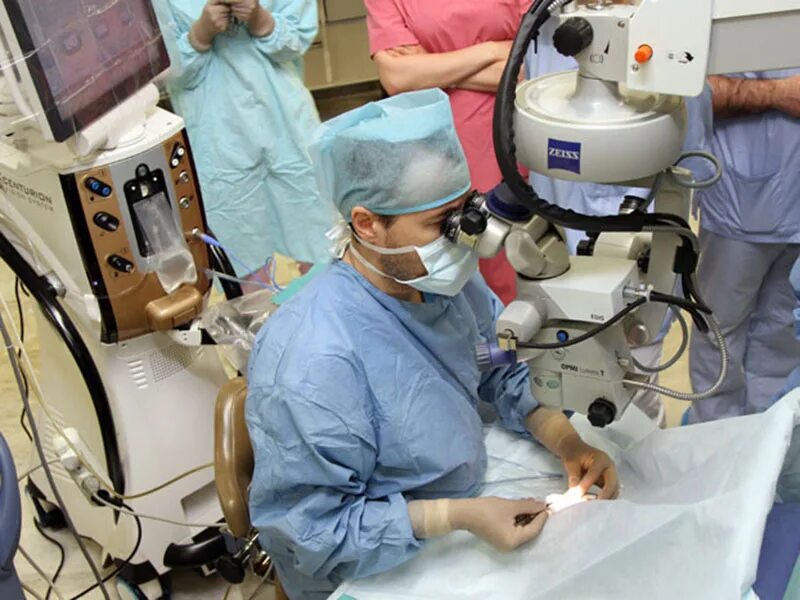 Операция катаракты нижний новгород. Микрохирургия глаза Федорова. Офтальмологическая операция. Операция Микрохирургия.