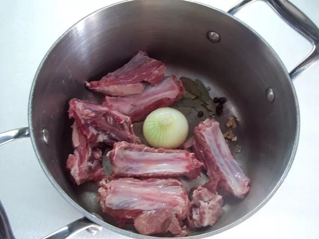 Суп с ребрами. Ребра копченые. Бараньи ребрышки варёные. Калории в свиных копченых ребрышек. Рамен в свином бульоне.