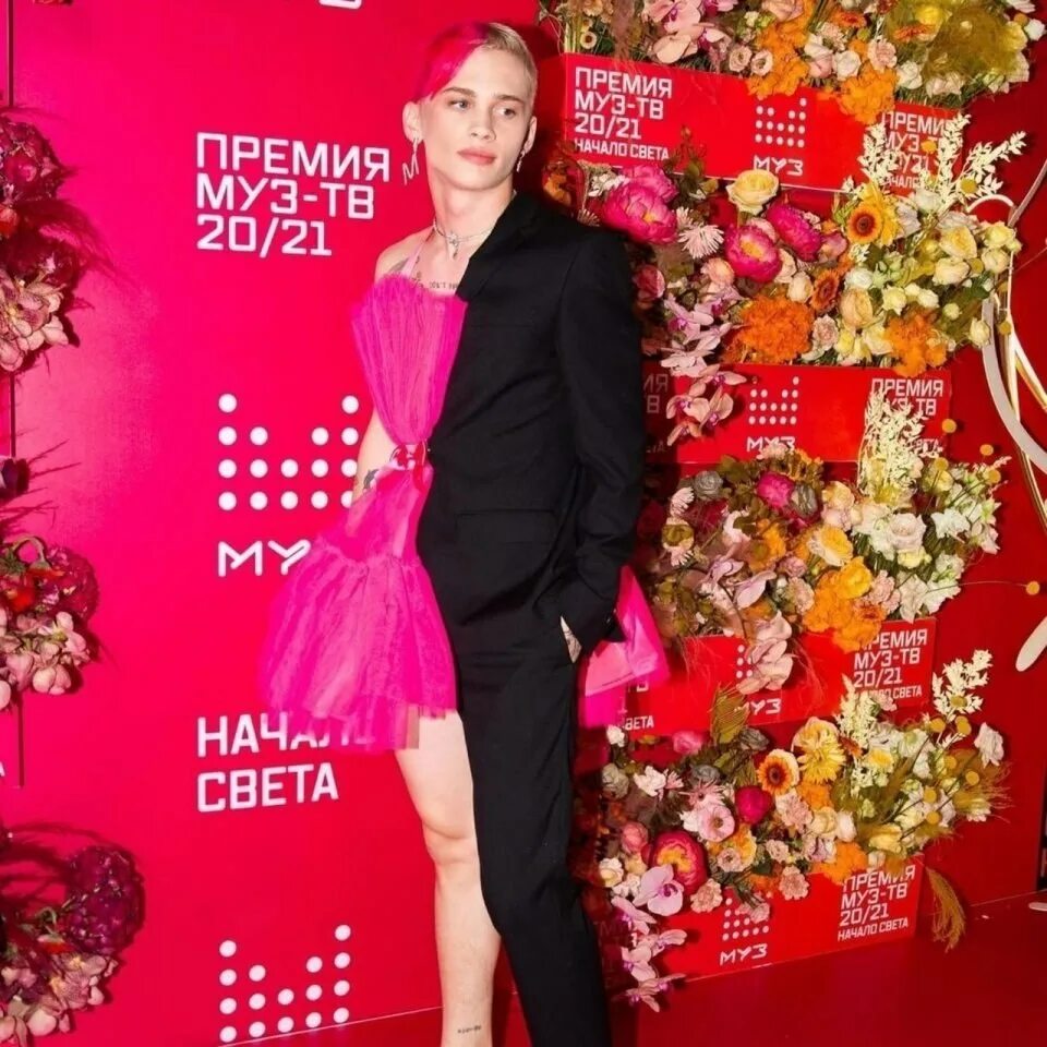 премия муз-тв 2021 даня милохин наряд. даня милохин на премии муз тв. даня милохоиг премия музтв. милохин на премии муз тв 2021. милохина премии муз тв.