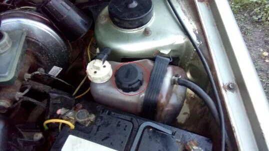 Антифриз ваз 2109 карбюратор. Ваз 2109 патрубок течет тосол. Антифриз ваз 2109 карбюратор. Патрубок отвода охлаждающей жидкости ваз 2109. Антифриз ваз 2109 карбюратор.