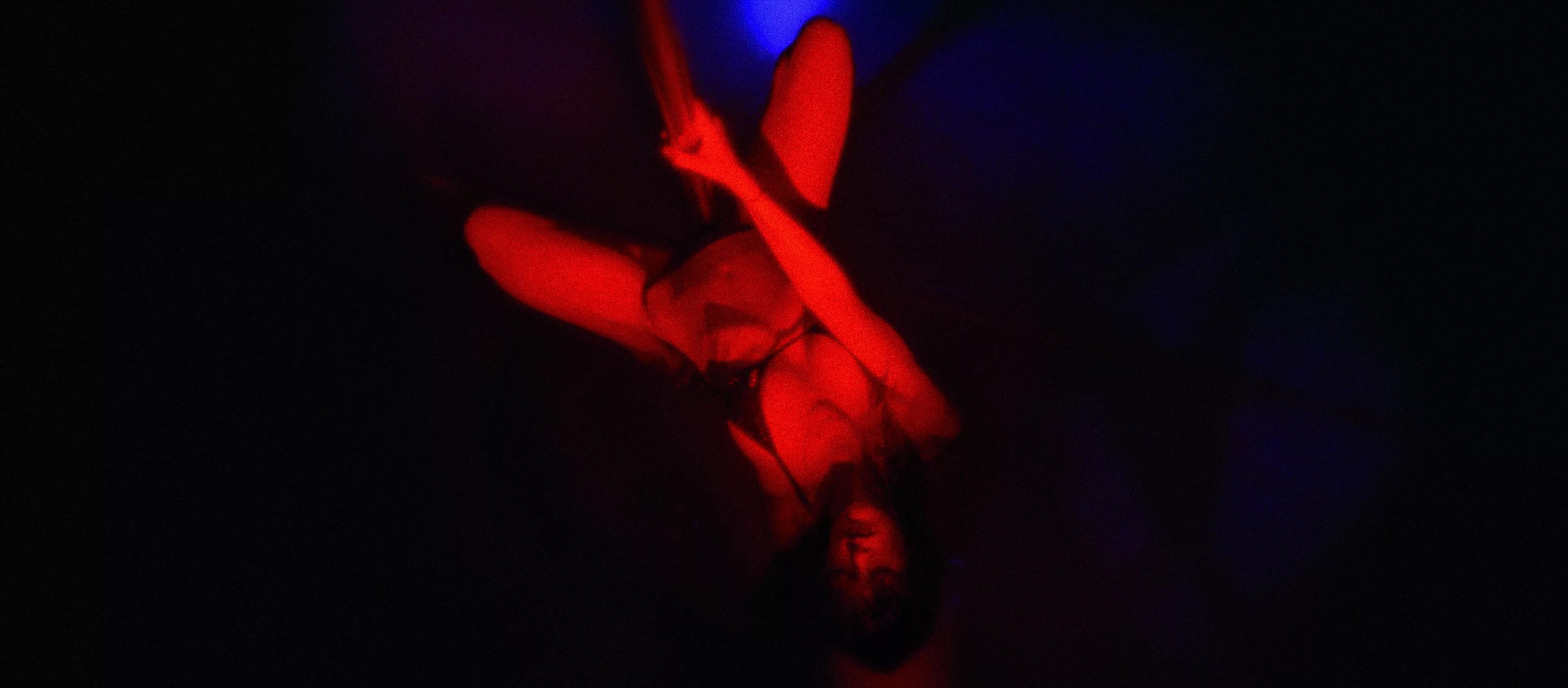 Гаспар ноэ экстаз. Играющий в пустоте книга. Interstellar 2014. Зеркала одиночество. Рисунки со смыслом.