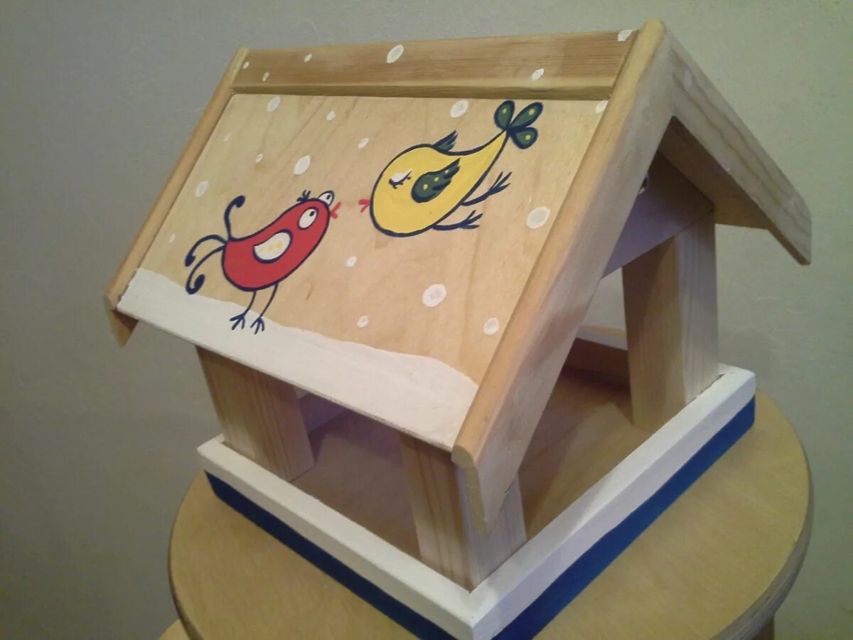 Кормушка с декором. Украсить кормушку. Как разукрасить деревянную кормушку. Украшение кормушки для птиц. Расписная кормушка для птиц из дерева.
