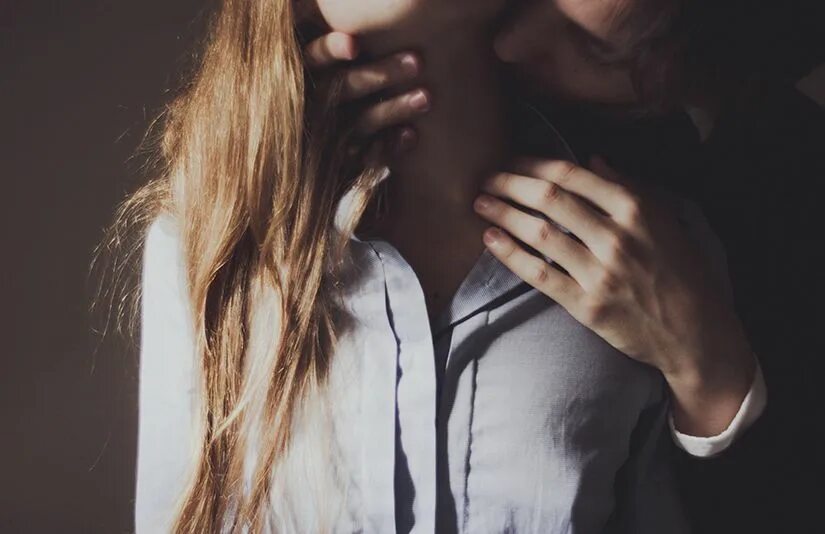 Девушка держит девушку за шею. Девушка держит девушку за шею. Мужские руки на шее. Девушка держит девушку за шею. За волосы девушку.