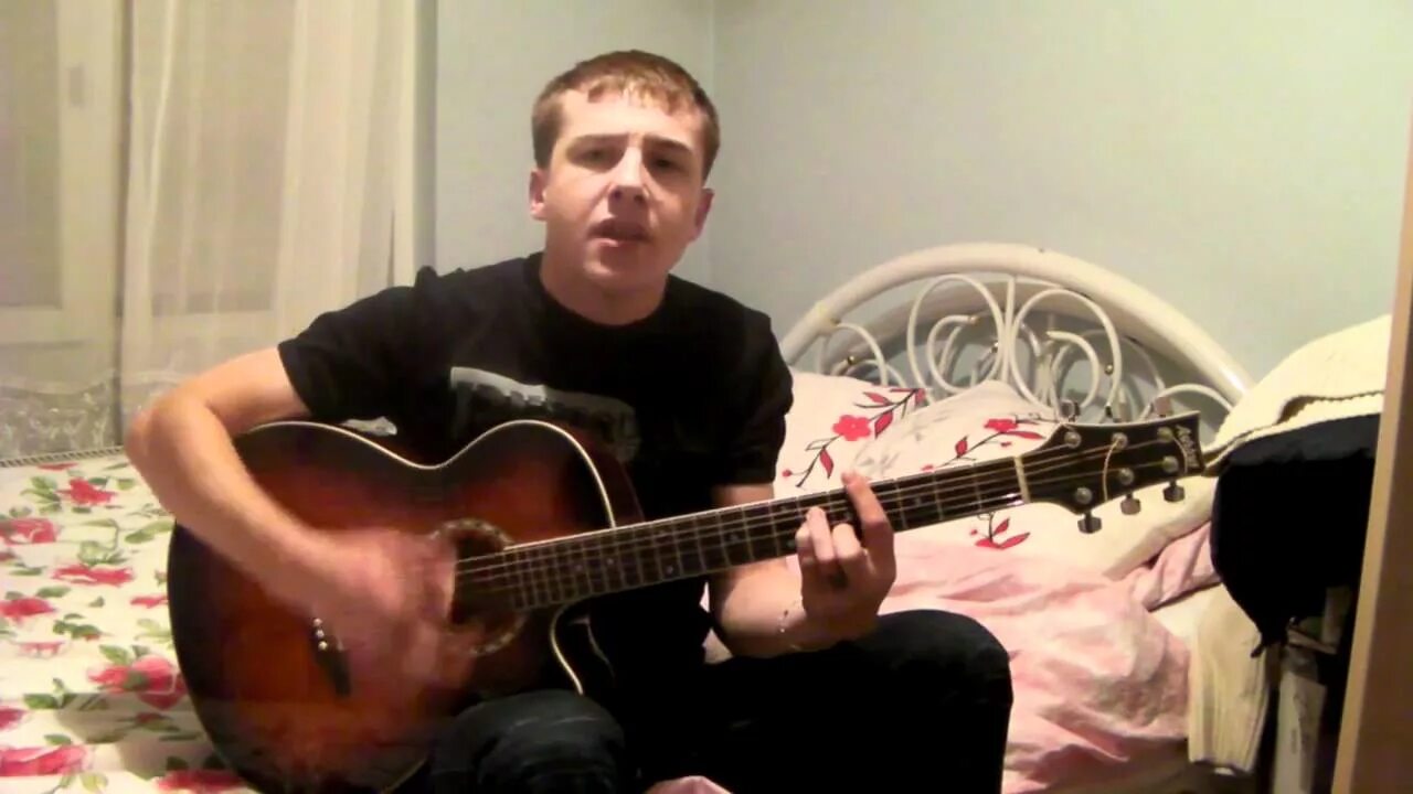 Аслан Евлоев я парнишка. Игра на гитаре я парнишка седой. Я парнишка молодой. Я парнишка седой на одной струне.