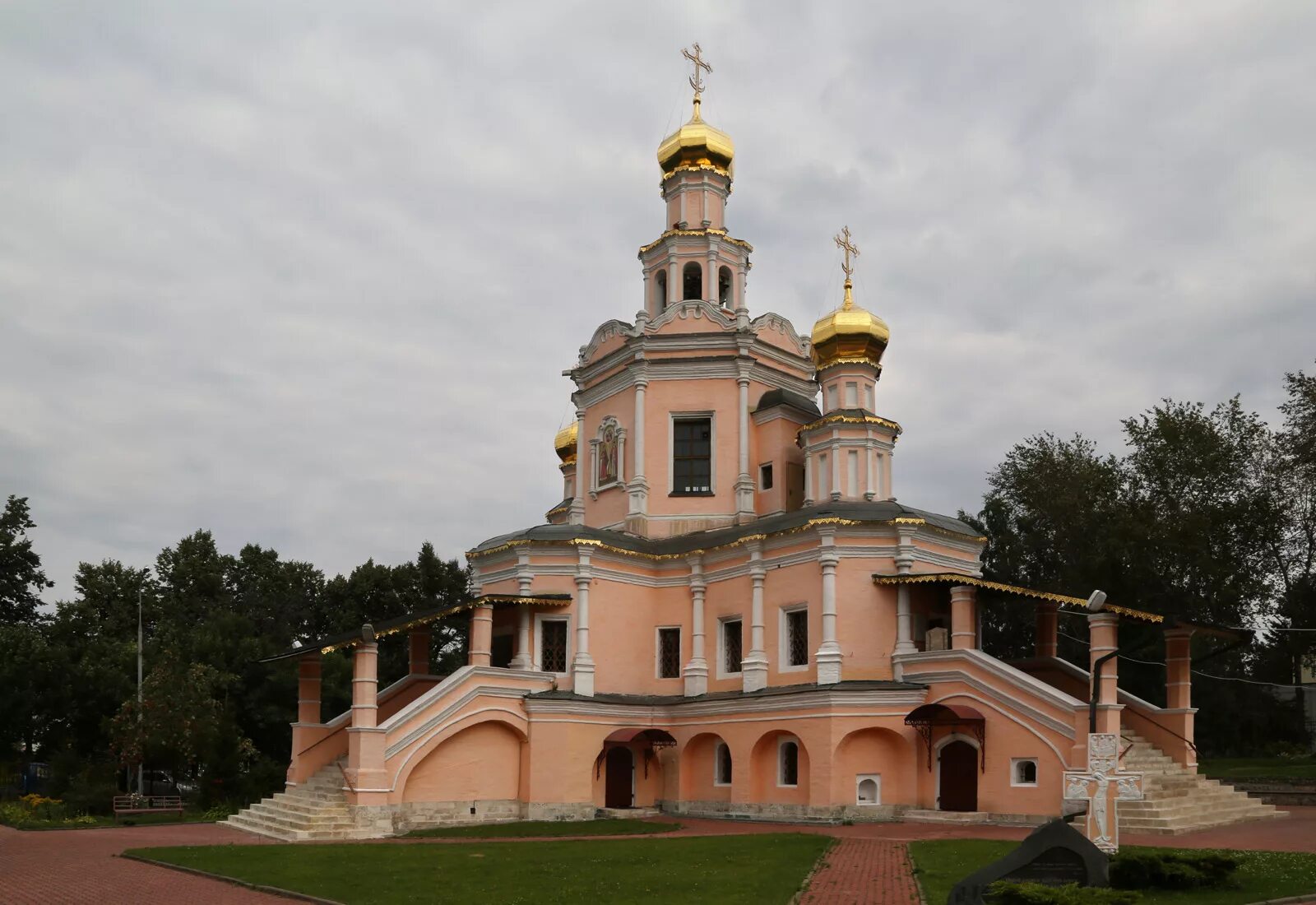 Зюзино московская область. Храм святых Бориса и Глеба Москва. Храм в Зюзино. Церковь св Бориса и Глеба в Зюзине 1688 г. Усадьба Зюзино.