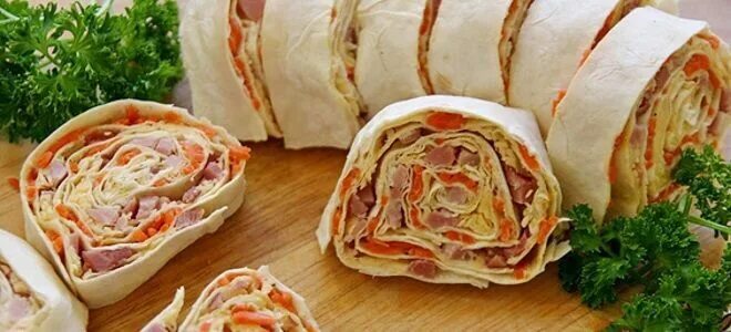 Рулетики с корейской морковью и сыром. Рулет из лаваша с корейской морковкой. Рулет из лаваша с корейской морковью. Рулетики с корейской морковью и сыром. Закуски из лаваша с корейской морковкой.