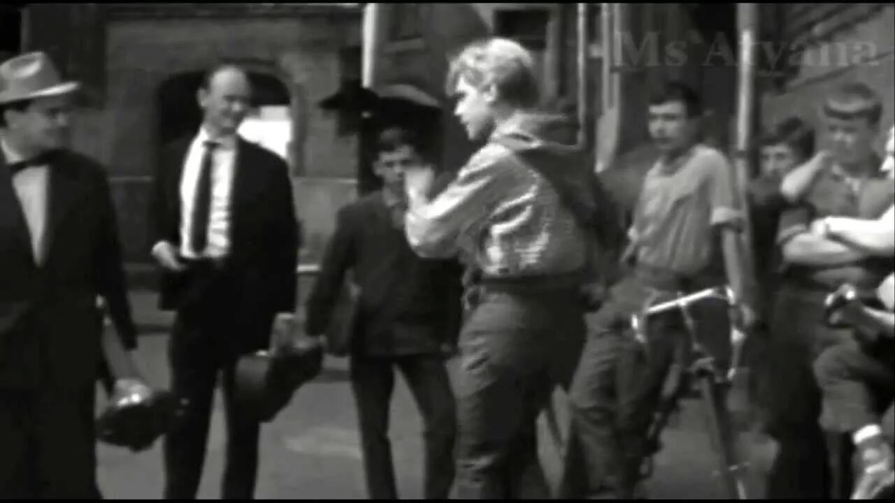 Песня девятый класс. Зацепин и дербенев. Девятый класс молчит звонок текст. Десятый класс молчит звонок песня. Песня девятый класс.