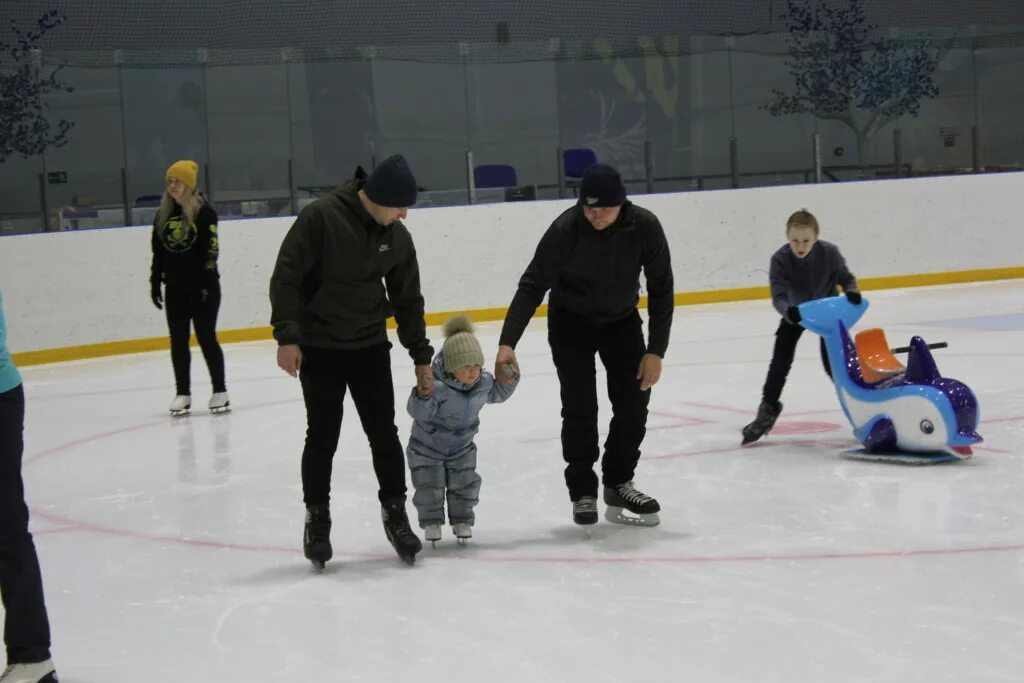 катание на коньках череповец ледовый дворец. череповецкие фигуристы. ледовый дворец катания. каток бугуруслан ледовый дворец. каток кумертау ледовый дворец.