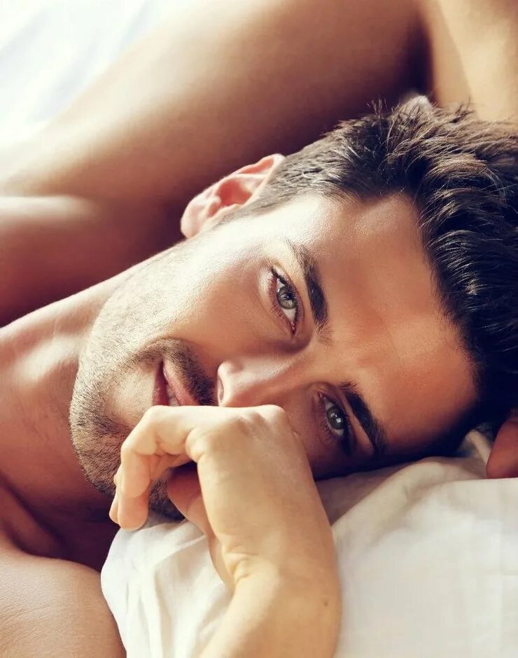 Обнимашки людей. Мужчина целует женщину в лоб. Здоровые глаза. Взаимопонимание мужчины и женщины. Понимание в отношениях.