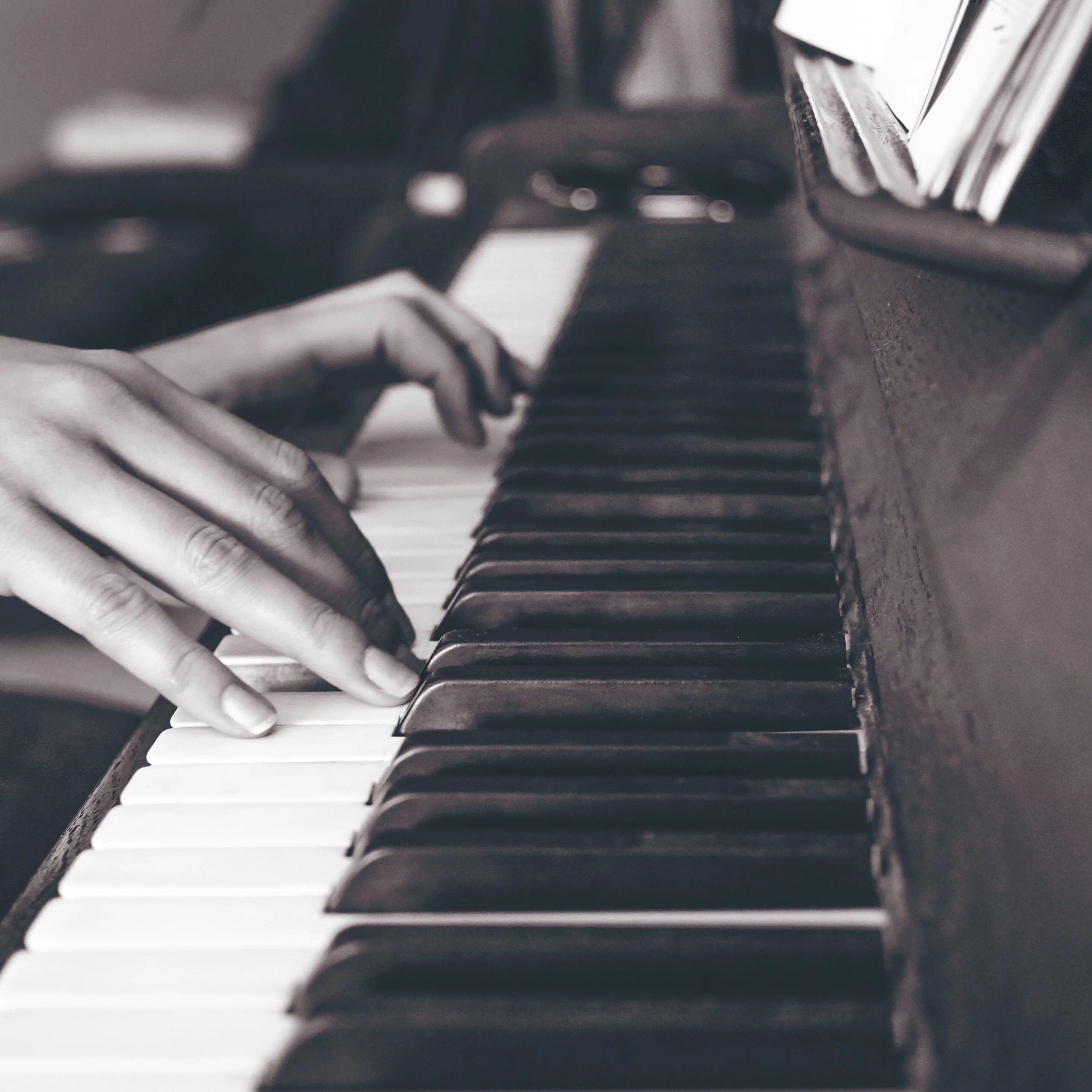 Песни на фортепиано слушать. Руки на пианино. Игра на фортепиано. Руки на рояле. Пианино Эстетика.