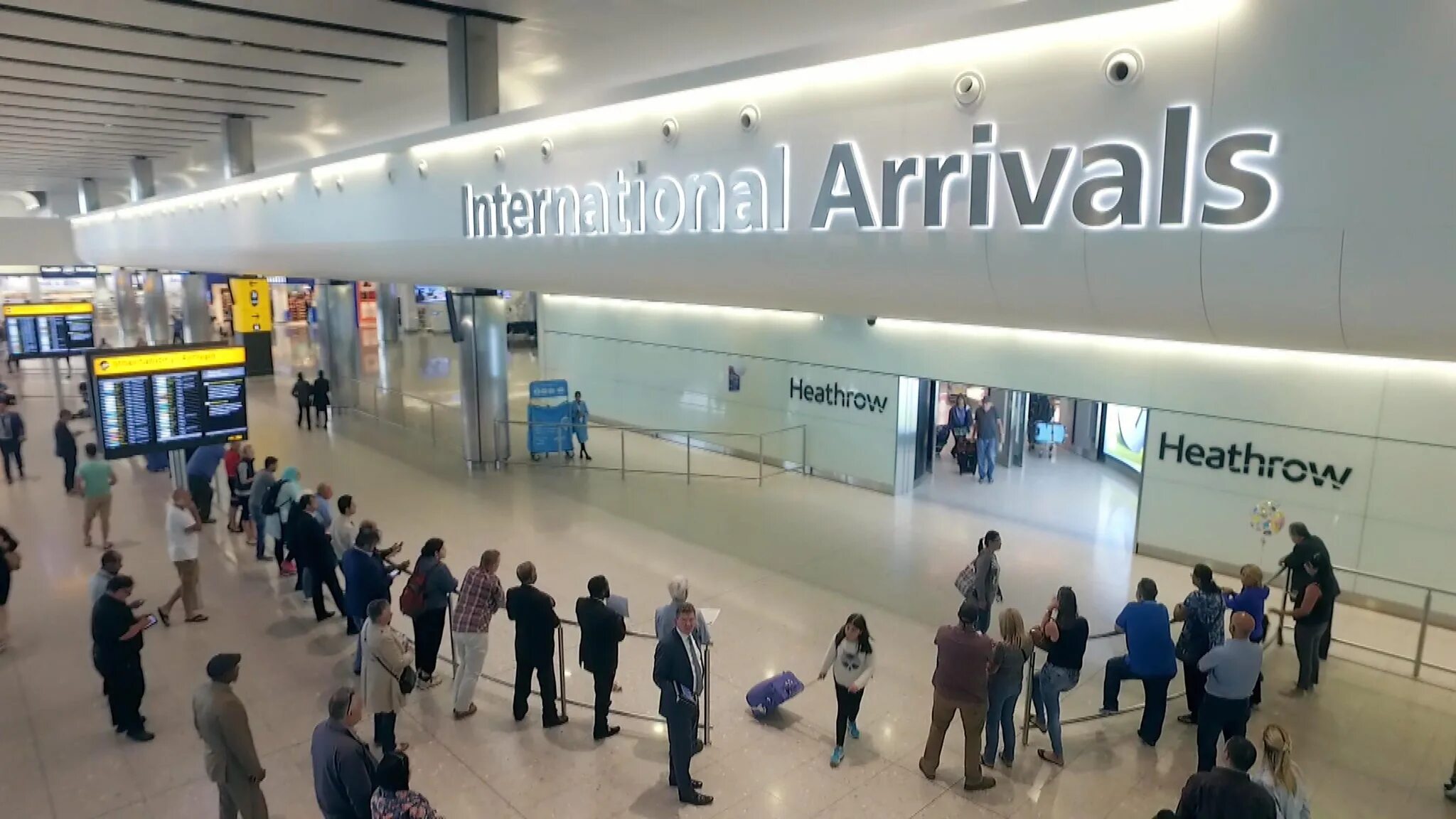 Arrive airport. Аэропорт хитроу лондон. хитроу зал прилета. arrivals в аэропорту. аэропорт arrive.